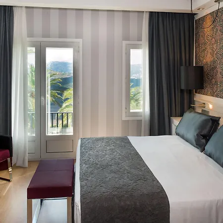 Отель Catalonia Reina Victoria 4*